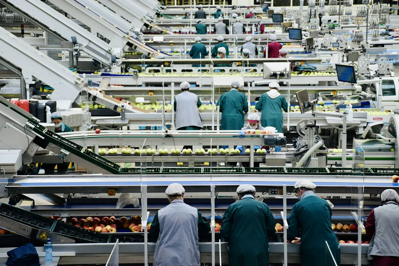 Fileira de máquinas de uma linha de produção industrial